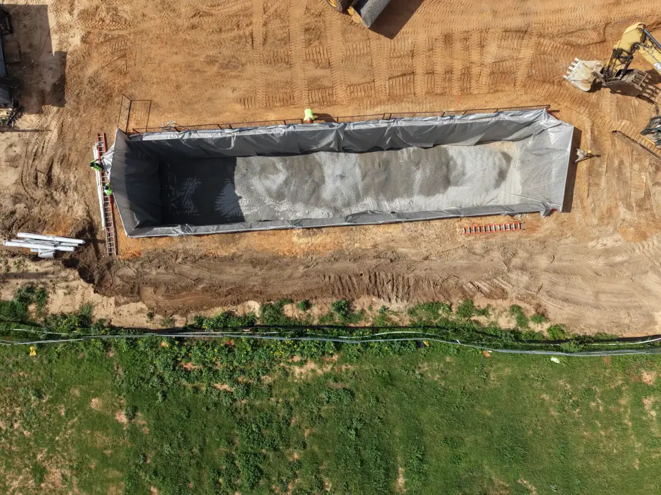 Bedding material placed in the lined tank pit